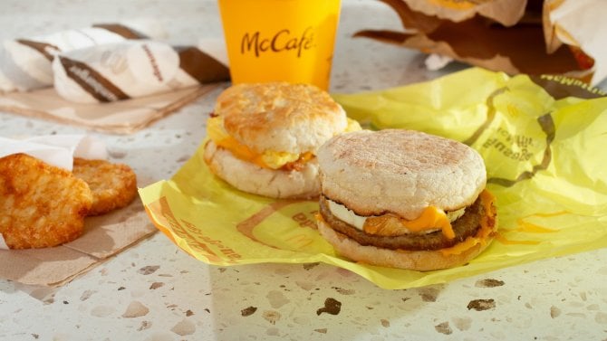 Na zítřek připadá Mezinárodní den kocoviny. Podle dat Bolt Food ji Češi nejčastěji řeší snídaní z „Mekáče“