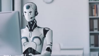 Robot s umělou inteligencí Android sedící u stolu a pracující v kanceláři: koncept umělé inteligence, podnikání a automatizace