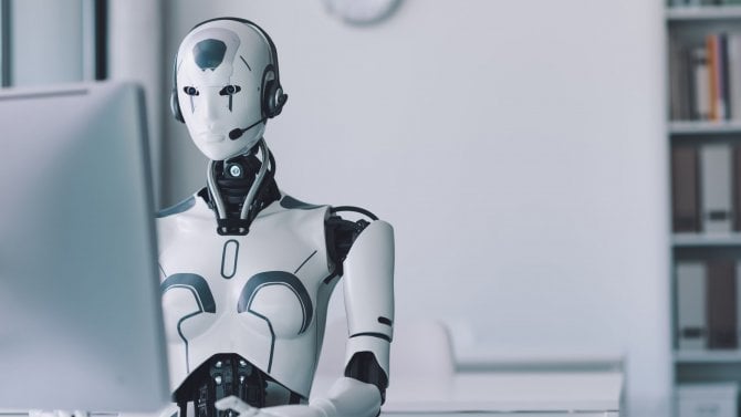 Robot s umělou inteligencí Android sedící u stolu a pracující v kanceláři: koncept umělé inteligence, podnikání a automatizace