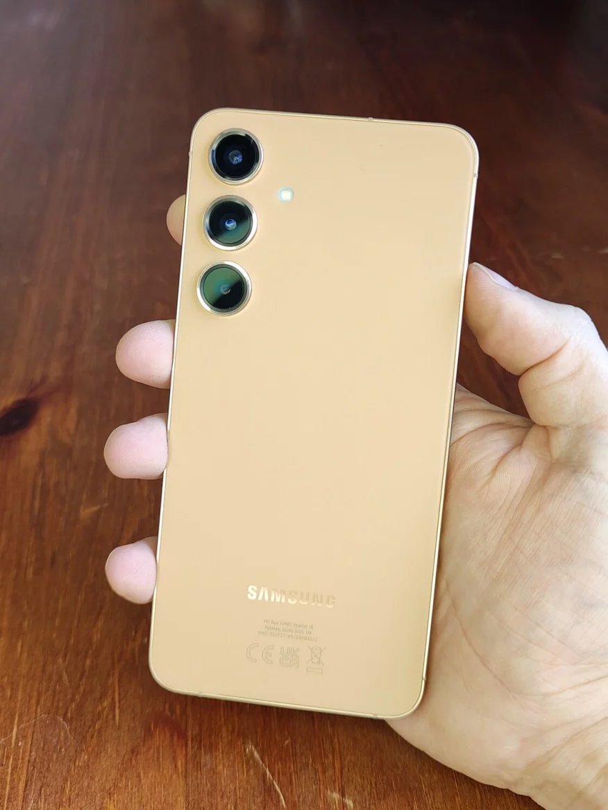 Oranžová varianta vypadá ladně, spíše pro dámy