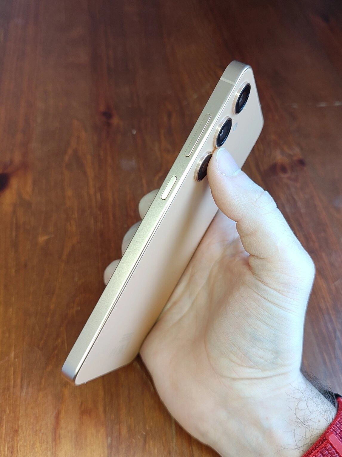 Ustálené rozložení zapínacího tlačítka a kolébky pro změnu hlasitosti naleznete na pravé straně