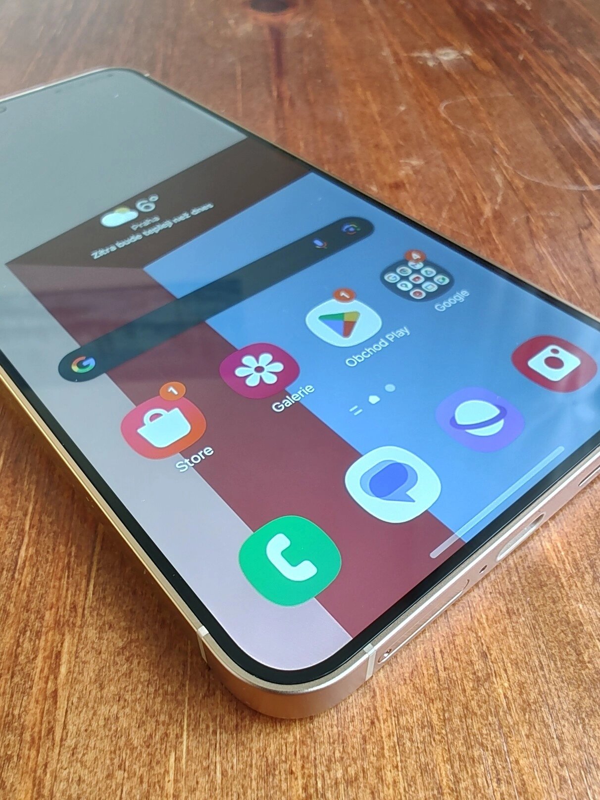 Minimalistický rámeček lemuje displej po celém jeho obvodu