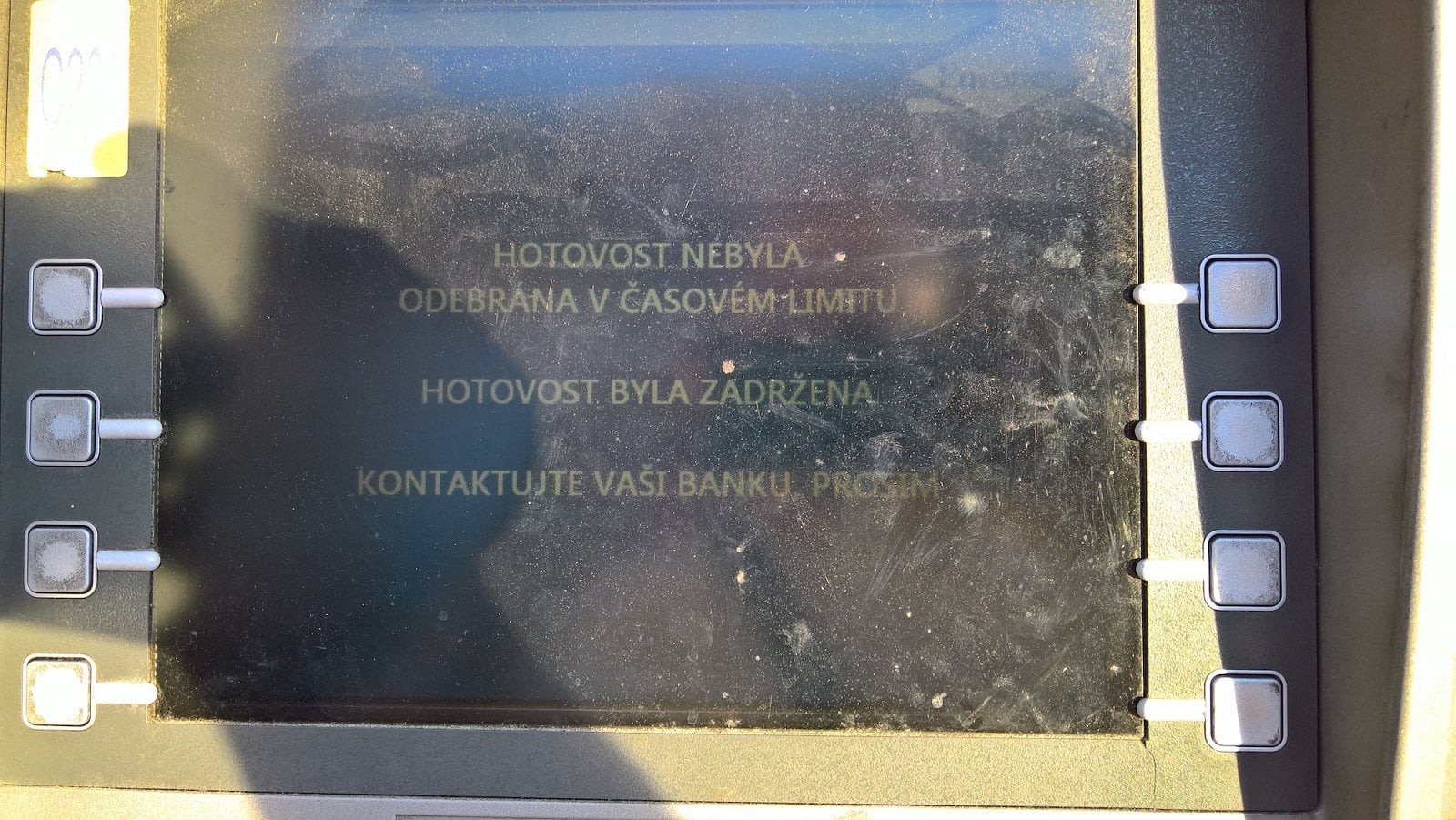 Bankomat Euronetu. Po uplynutí časového limitu jsou neodebrané peníze zadrženy.