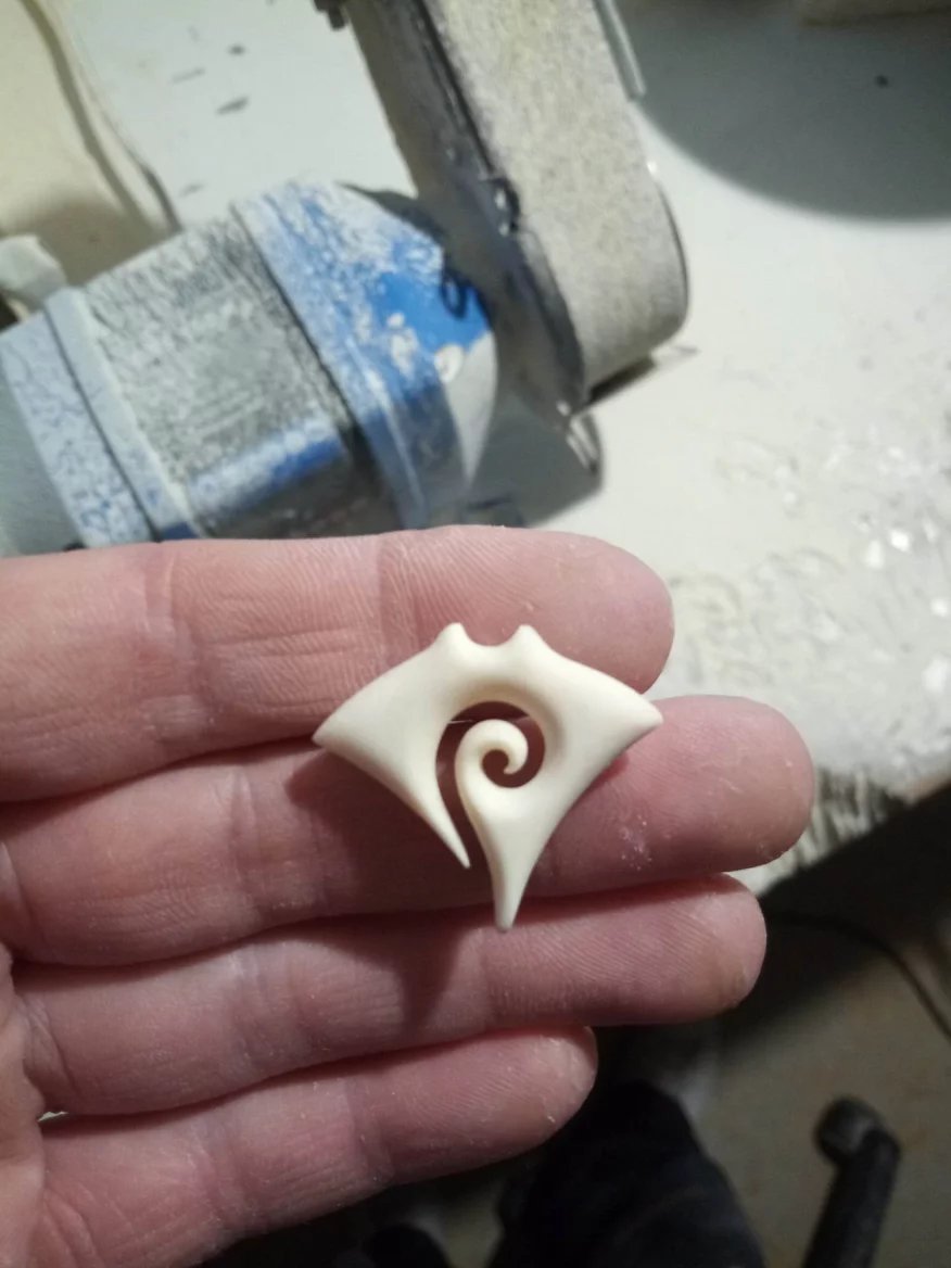 Maorský přívěsek rejnok v dílně