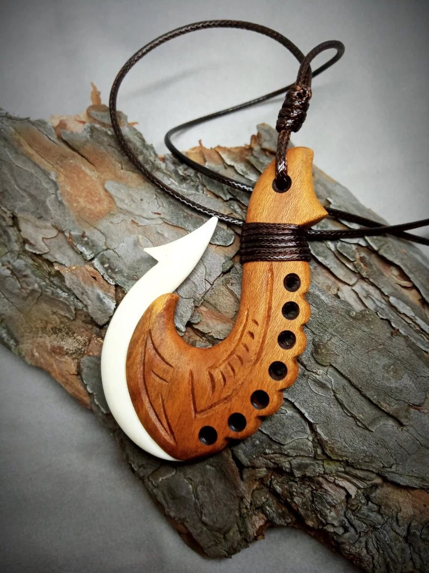 Přívěsek Hei Matau - kost a dřevo