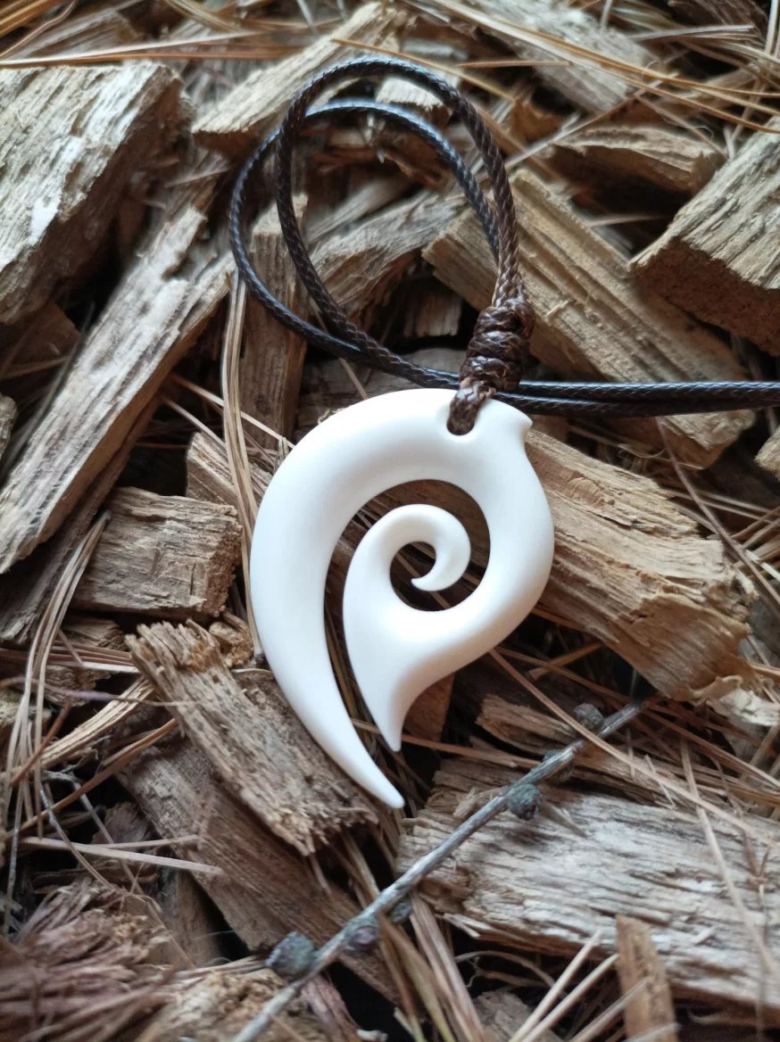 Maorský přívěsek Koru