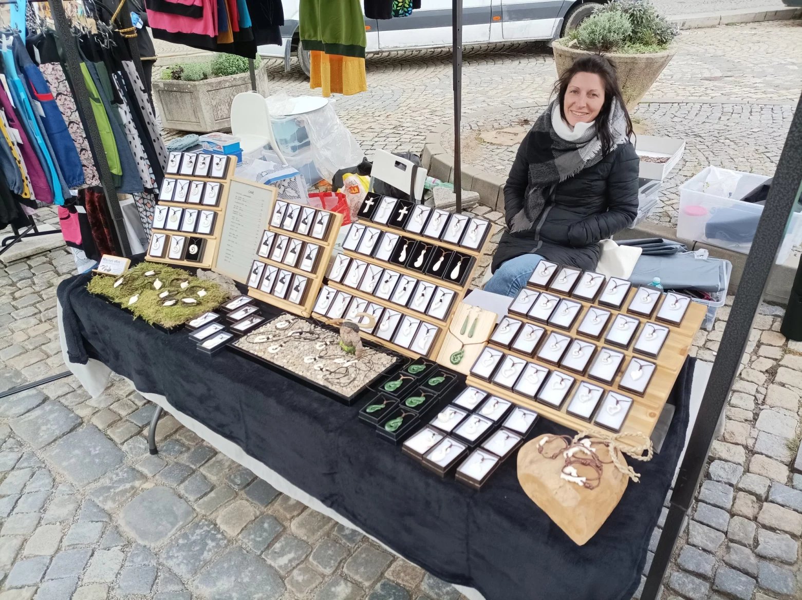 Peťa Nezvalová prodávající na stánku