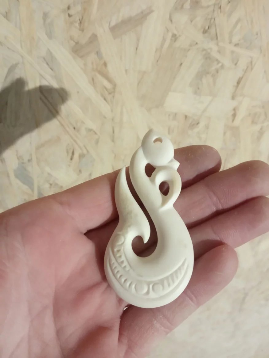 Výroba přívěsku Manaia, který je strážcem proti zlu.