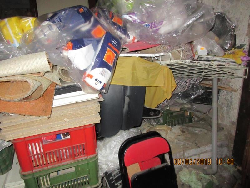 Výskyt plísní na stěnách a na stropě, Výrazně zanedbaný úklid, výrazné znečištění všech prostor, nečistoty na stěnách a na podlaze. Poškození stěn a stropu. Prostory provozovny využívány i pro skladování předmětů, které mohou ovlivnit kvalitu nebo bezpečnost potravin; dále i pro činnosti nesouvisející s provozováním potravinářského podniku. Nehygienické skladování potravin. Byl uložen zákaz užívání prostor skladu potravin. Provozovna jakožto celek uzavřena nebyla.