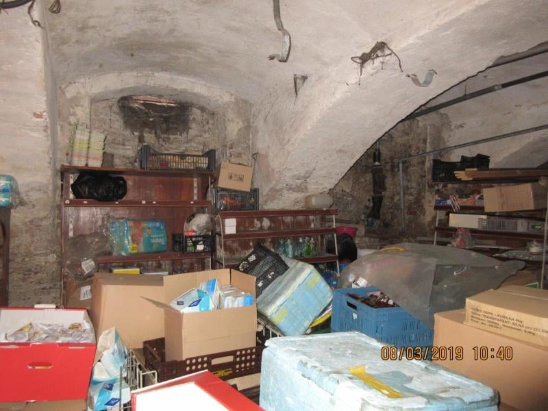 Výskyt plísní na stěnách a na stropě, Výrazně zanedbaný úklid, výrazné znečištění všech prostor, nečistoty na stěnách a na podlaze. Poškození stěn a stropu. Prostory provozovny využívány i pro skladování předmětů, které mohou ovlivnit kvalitu nebo bezpečnost potravin; dále i pro činnosti nesouvisející s provozováním potravinářského podniku. Nehygienické skladování potravin. Byl uložen zákaz užívání prostor skladu potravin. Provozovna jakožto celek uzavřena nebyla.