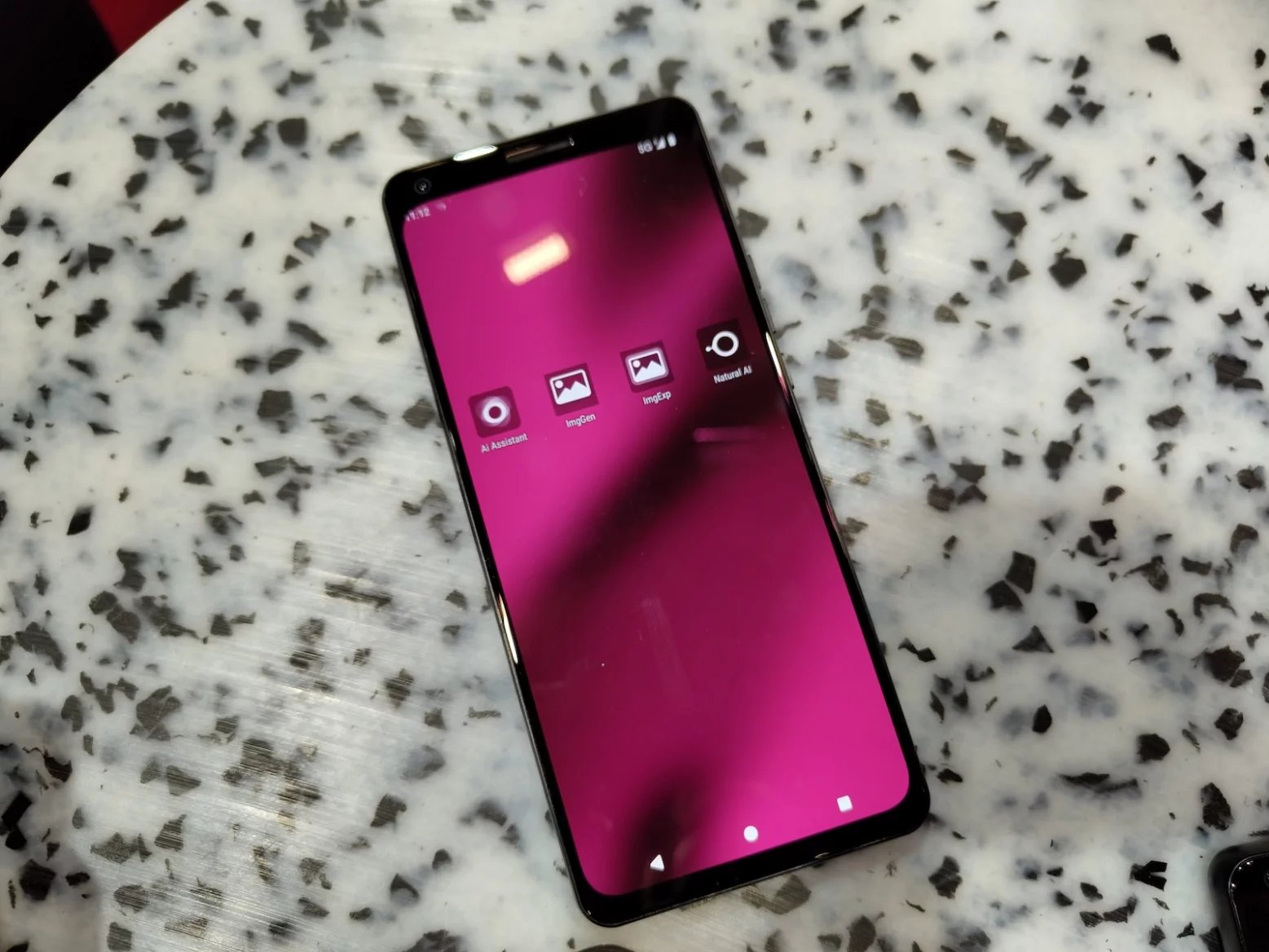 Concept AI Phone - chytrý telefon bez mobilních aplikací