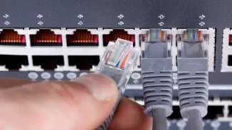 Ethernetové kabely v přepínači tvoří počítačovou síť