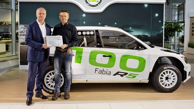 Škoda Fabia R5 za pět milionů korun slaví prodejní úspěch. Předáno bylo už sto exemplářů