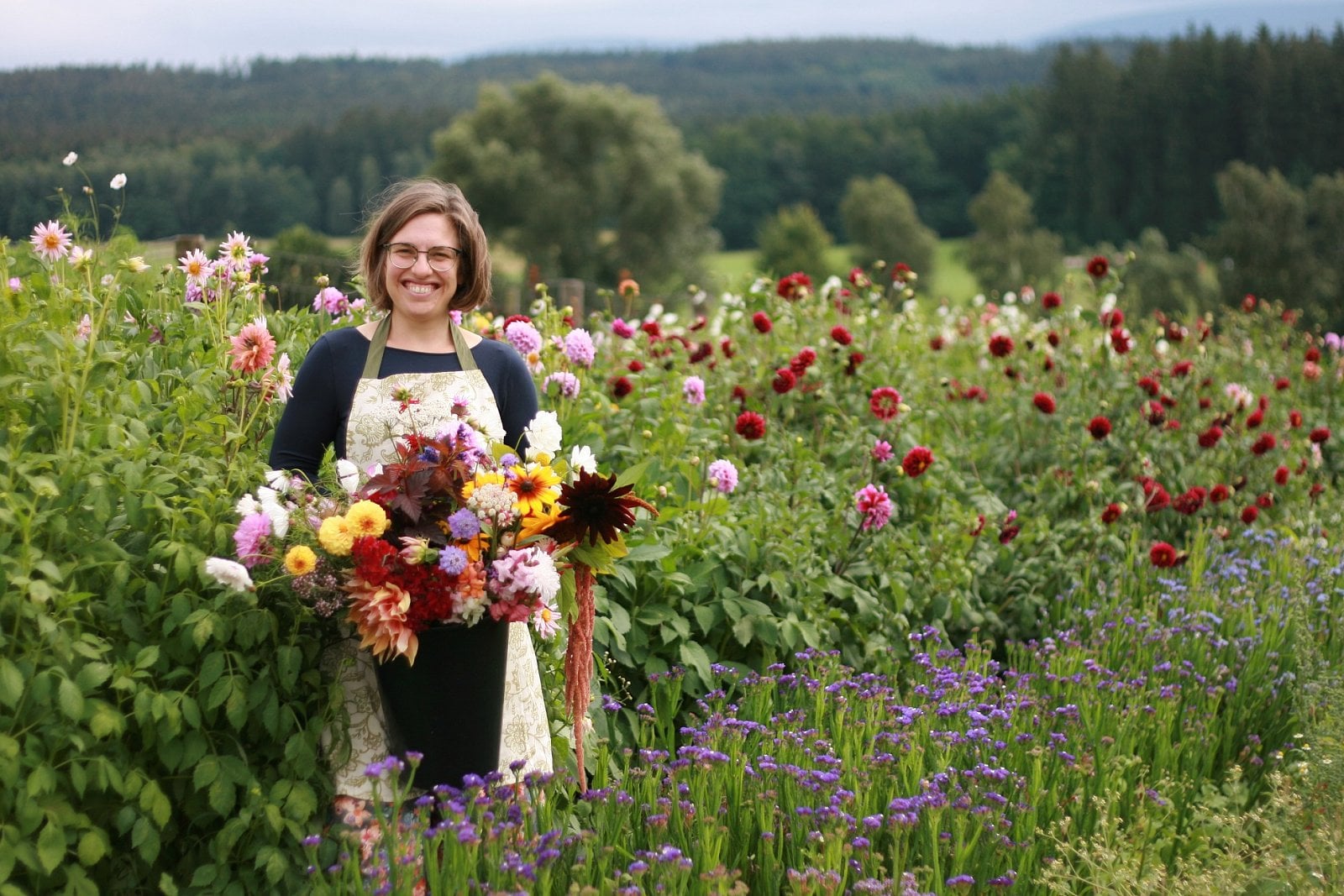 Lamya Zítková na své Květinové farmě Pod Smrkem v podhůří Jizerských hor. Foto archiv farmy.
