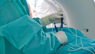 Lékaři MOÚ u mladého pacienta provádí elektrochemoterapii