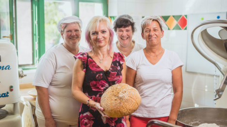 Náhledový obrázek - Vyhlášená pekárna peče chléb Podpažák. Nakrmí celou rodinu a čerstvý vydrží několik dní