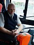 Řidič autobusu si nový bezkontaktní terminál prohlížel se zájmem. Není divu, ušetří mu čas a námahu s přepočítáváním peněz.