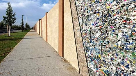 Náhledový obrázek - Kalifornská firma vyrábí stavební bloky z nerecyklovatelných plastů. Poslouží k výstavbě zdí i přístřešků