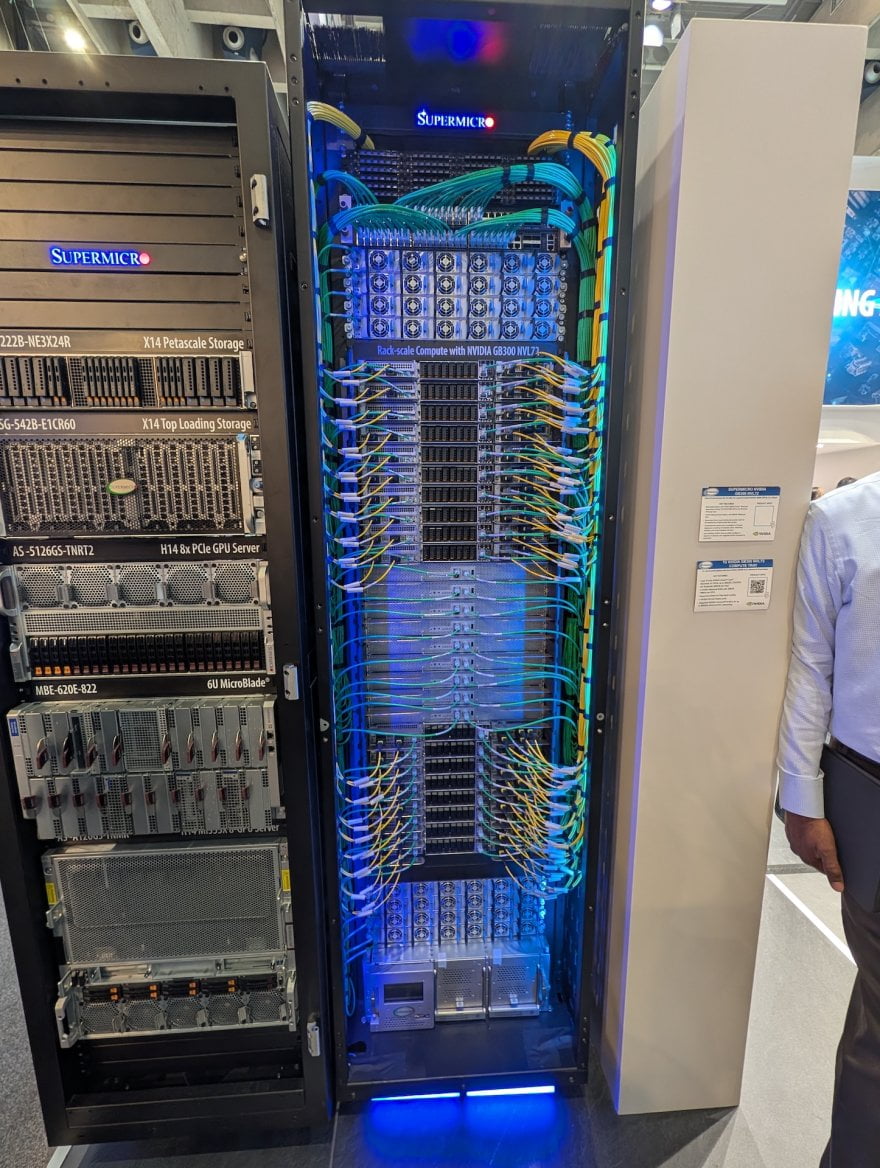 AI rack a servery Supermicro Nvidia GB300 NVL72