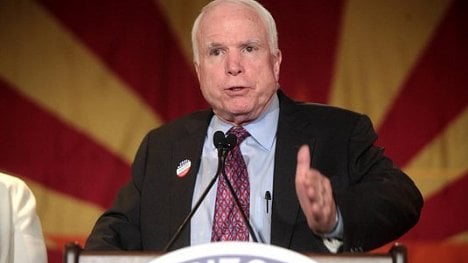 Náhledový obrázek - McCain za orlandský masakr obvinil Obamu, pak začal couvat