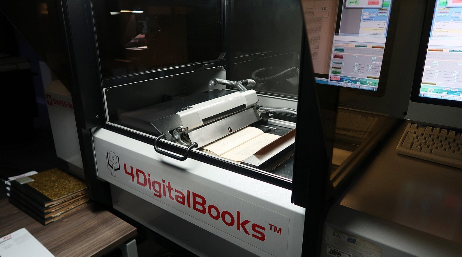 Největší skener Fík má v digitalizační lince i menšího "bratříčka" - je to funkčně shodný s DL 3003, vhodný pro menší formáty.