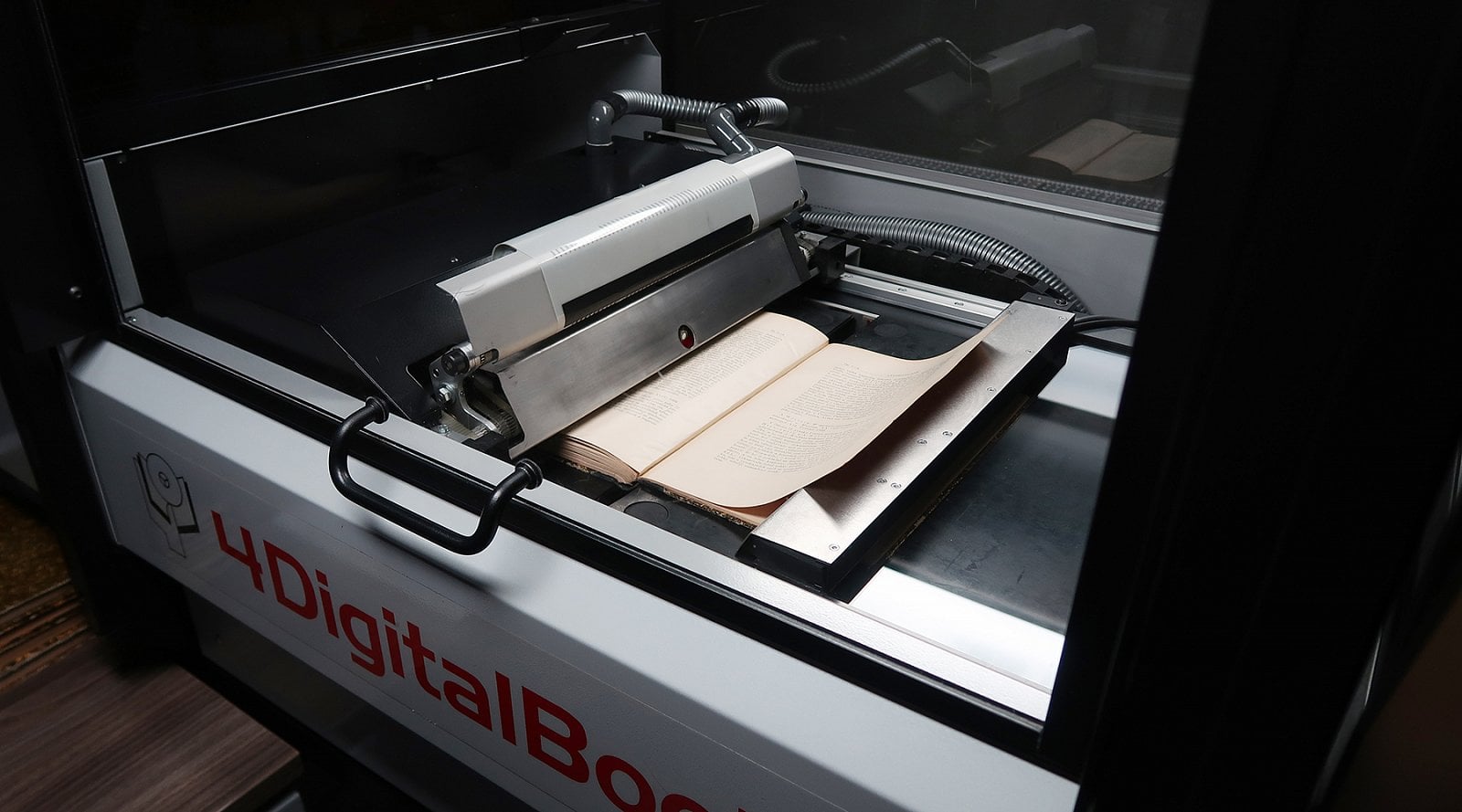 Také zde se strany předlohy obrací bez zásahu obsluhy. Skener 4DigitalBooks DL mini.