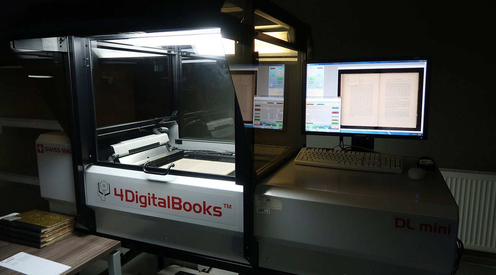 Systém osvětlení spolu s ochranou proti nežádoucím odleskům zajišťuje precizní světelné podmínky pro snímkování. Skener 4DigitalBooks DL mini.