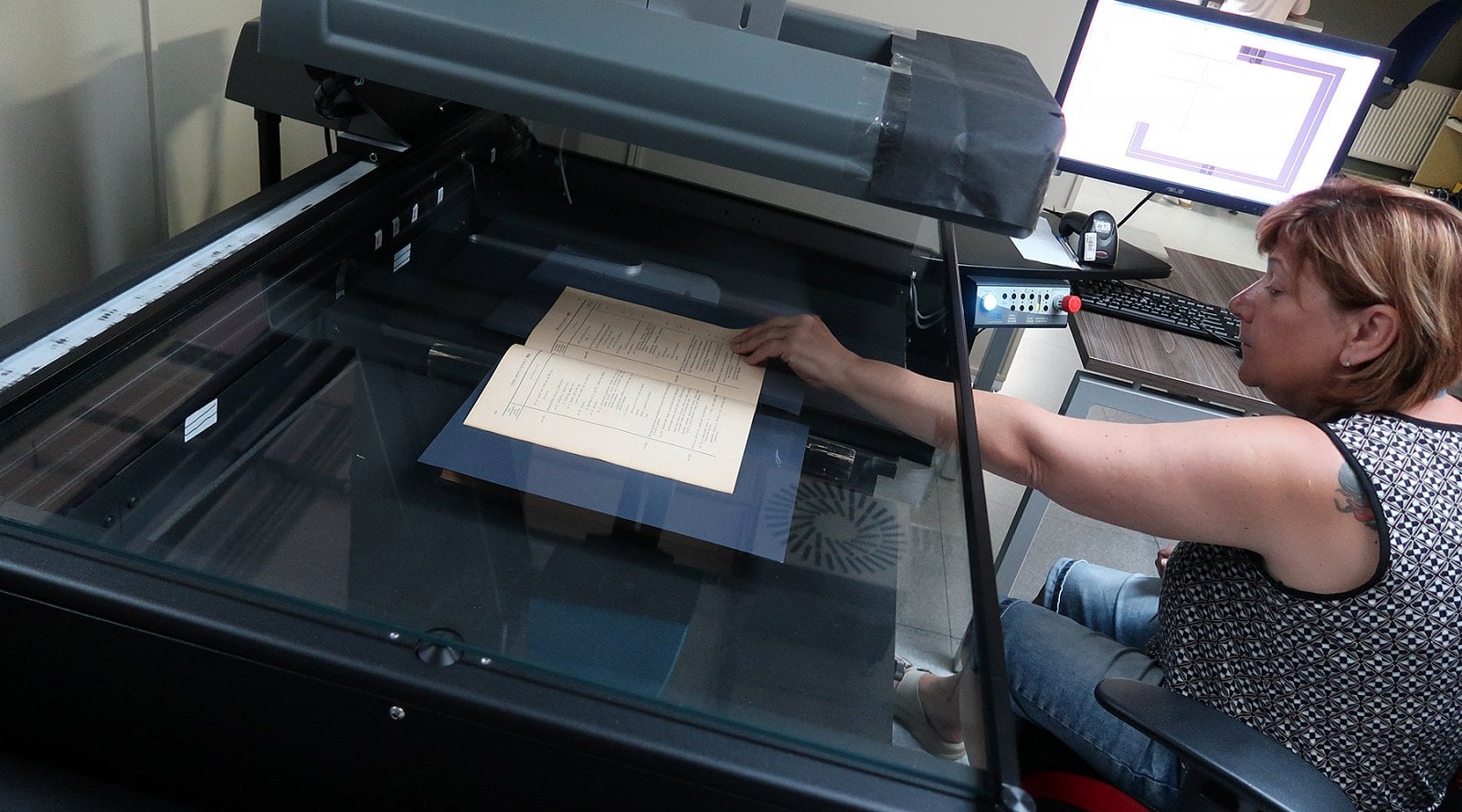 U poškozené předlohy se strany musí obracet a vyrovnávat ručně. Skener i2S SupraScan Quartz A1 HD.