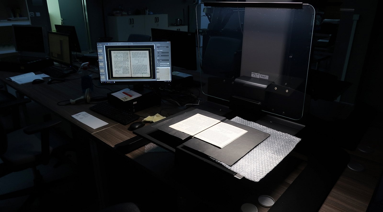 Pracoviště obsluhy při digitalizaci knih. Skener i2S eScan Open System.