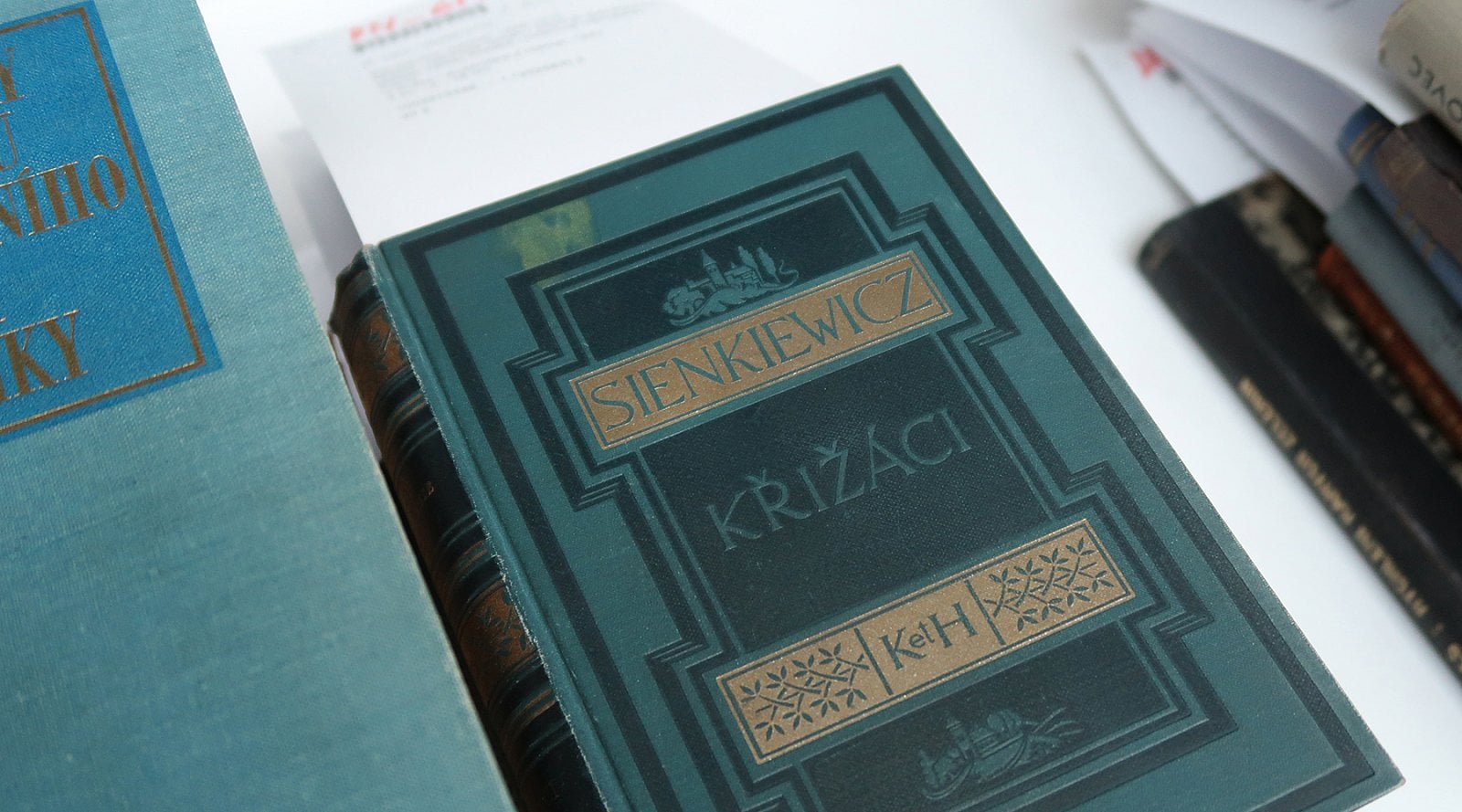 Skenují se všechny části (plochy) knih, tedy i obálka.