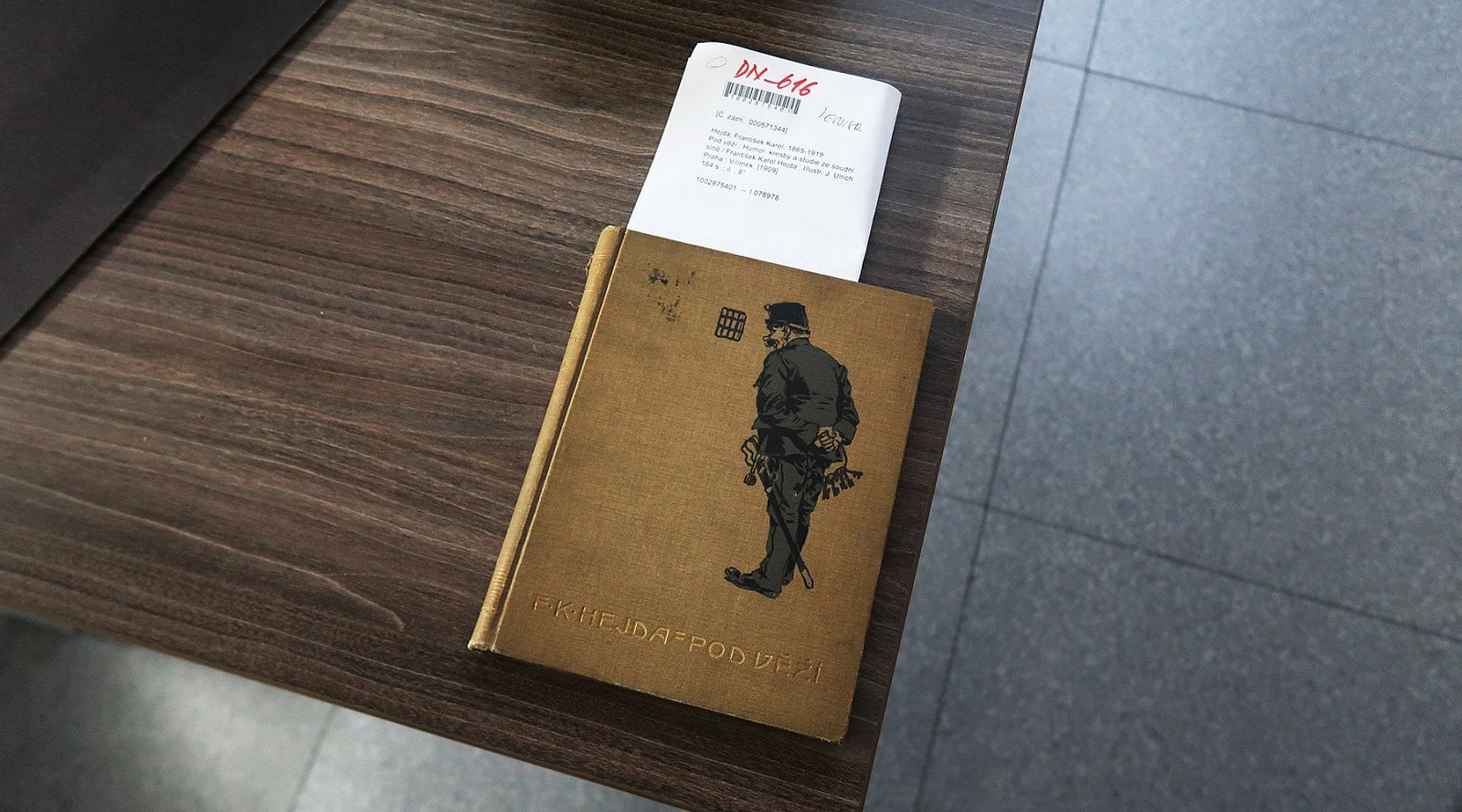 Každá předloha je na začátku vybavena "průvodkou" s identifikátorem.