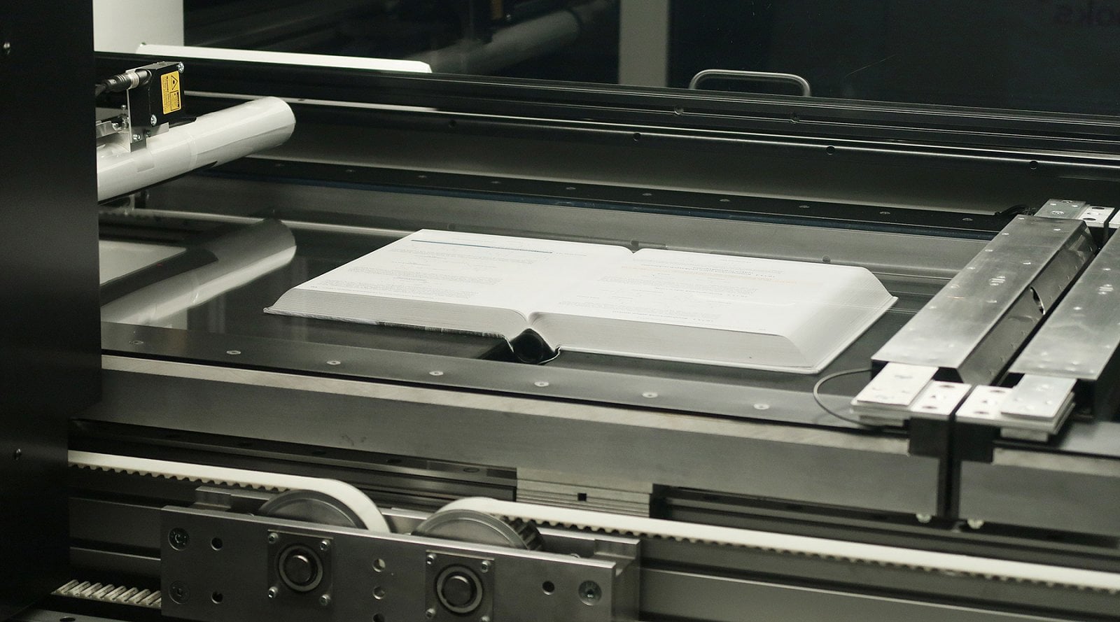 Skener 4DigitalBooks DL 3003 si předlohu sám otestuje, aby obracení stran bylo hladké a spolehlivé.