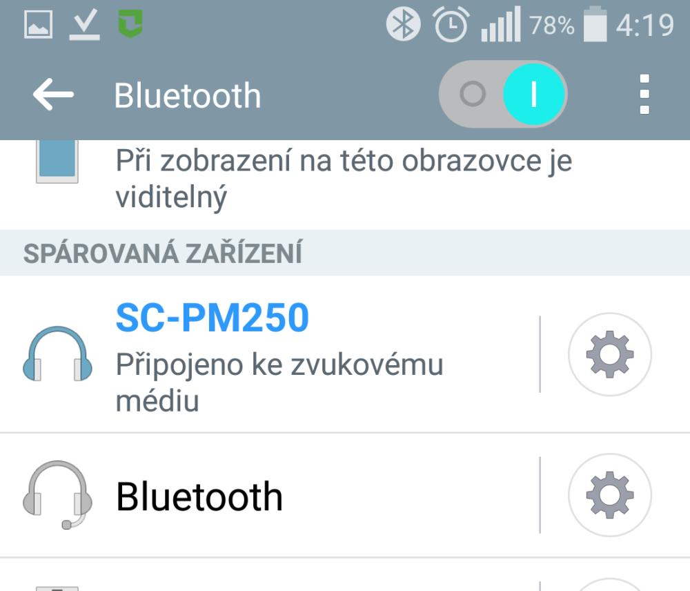 Připojení k mobilu LG FLex přes Bluetooth bylo jednoduché a spárování proběhlo okamžitě. Neprobíhalo ale po odpojení automaticky.