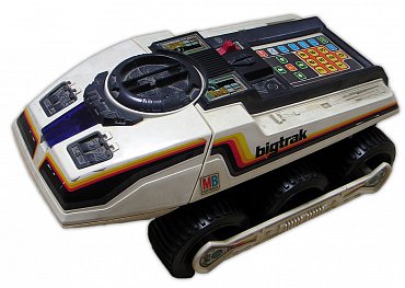 BIG TRAK společnosti Milton Bradley byl v roce 1979 jednou z prvních hraček využívajících mikrokontrolér TMS 1000 – díky tomu jej bylo možné programovat (vozítko si zapamatovalo až 16 povelů).