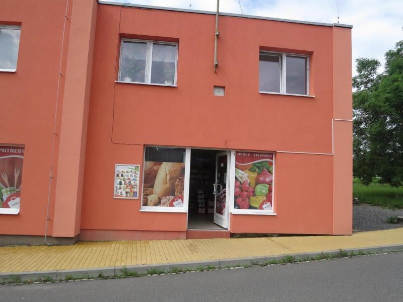 Bez teplé vody. Riziko kontaminace potravin z důvodu nevyhovujících prostor. Zákaz užívání prostor pro prodej nebalených potravin (nebalených pekařských a masných výrobků). Provozovna jakožto celek uzavřena nebyla.