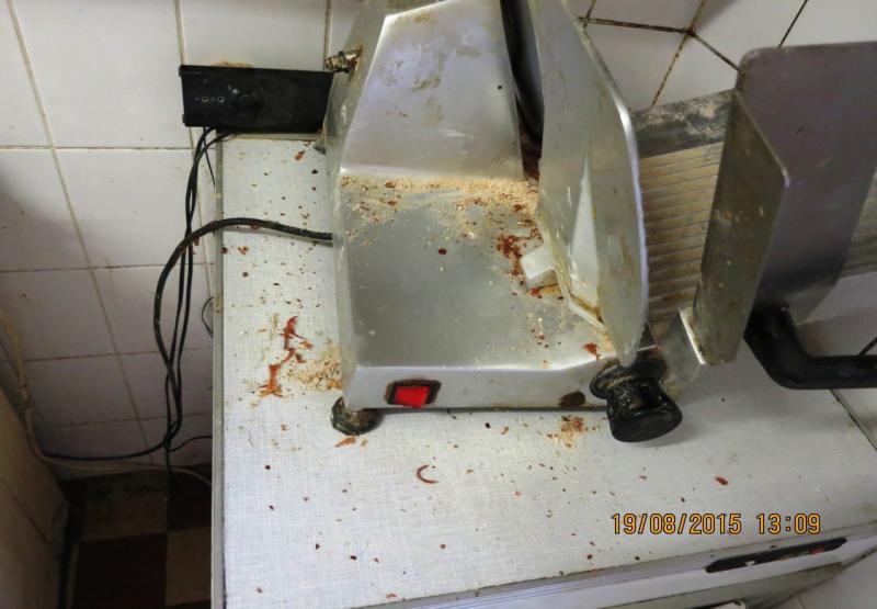 Restaurace u Kohoutů, Plzeň - Alarmující stav znečištění kuchyňských pracovních ploch a samotných provozních zařízení. Především mikrovlnná trouba, fritézy či kráječ pečiva, byly značně znečištěny starými usazeným nečistotami. V kuchyni se na několika místech odlupovala omítka ze stropu a byly zde také umístěny nekryté odpadkové koše.