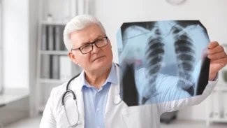 Plicní edém mohou způsobit problémy se srdcem i pneumonie.  Včasný lékařský zásah je nezbytný