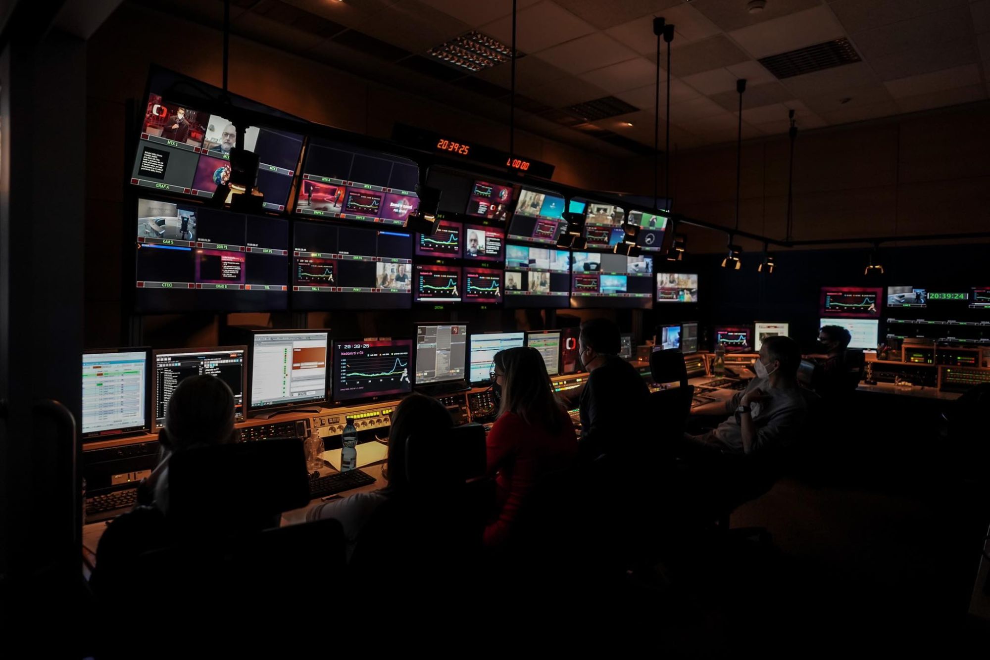 Pohled do režie při vysílání pořadu Země v nouzi na ČT24. Ilustrační foto.