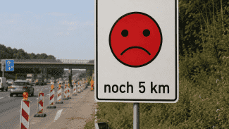 Náhledový obrázek - Smutný smajlík na dálnicích: Jaká je přesně jeho funkce, jaký je efekt těchto značek a kolik stojí jejich instalace