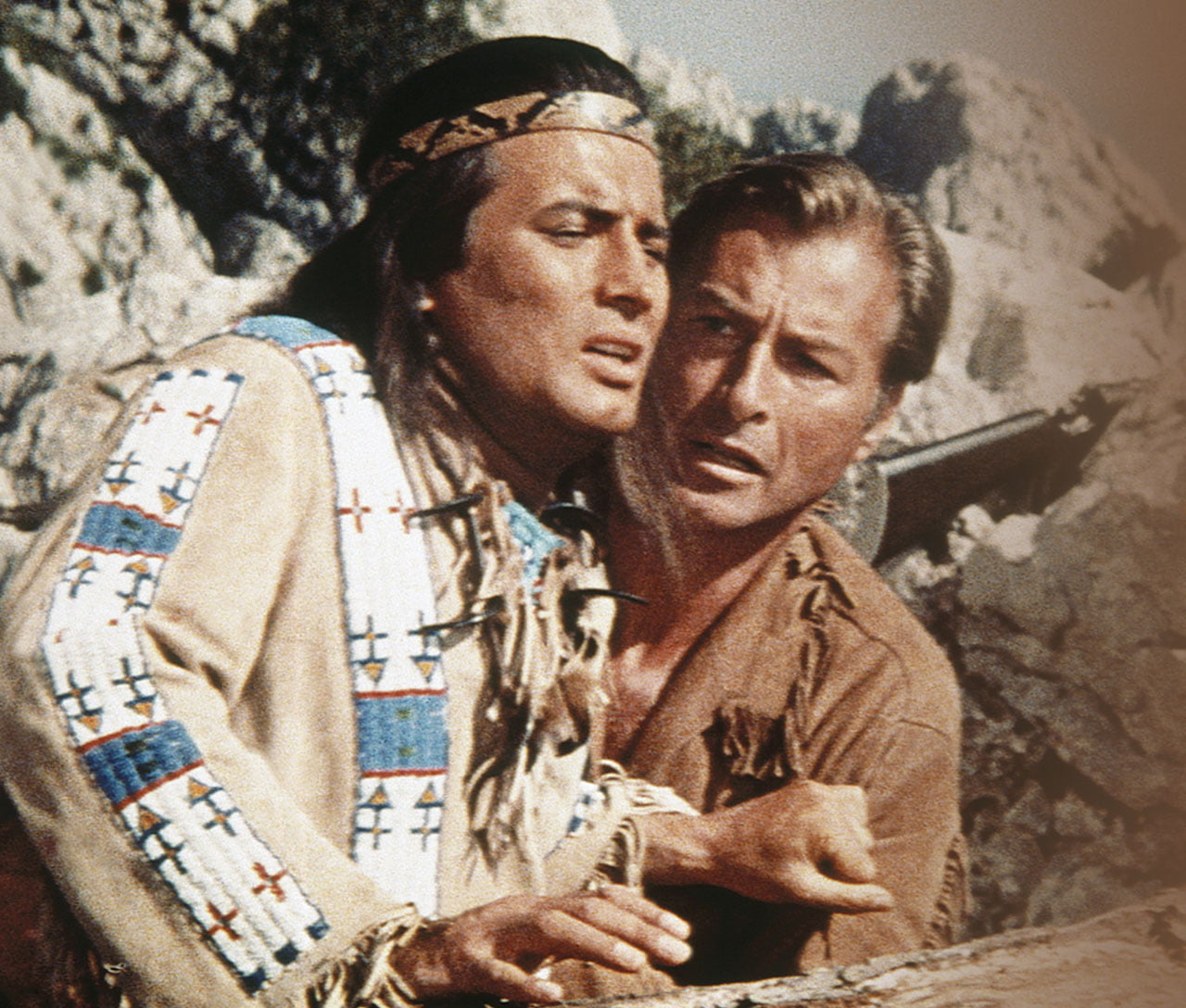 Když si Francouz, Američan a Němci hrají v Jugoslávii na indiány a bledé tváře v Americe. Slavnou filmovou sérii vysílala Česká televize naposledy na konci roku 2021, teď ji zopakuje každé pondělí večer po Případech 1. oddělení.