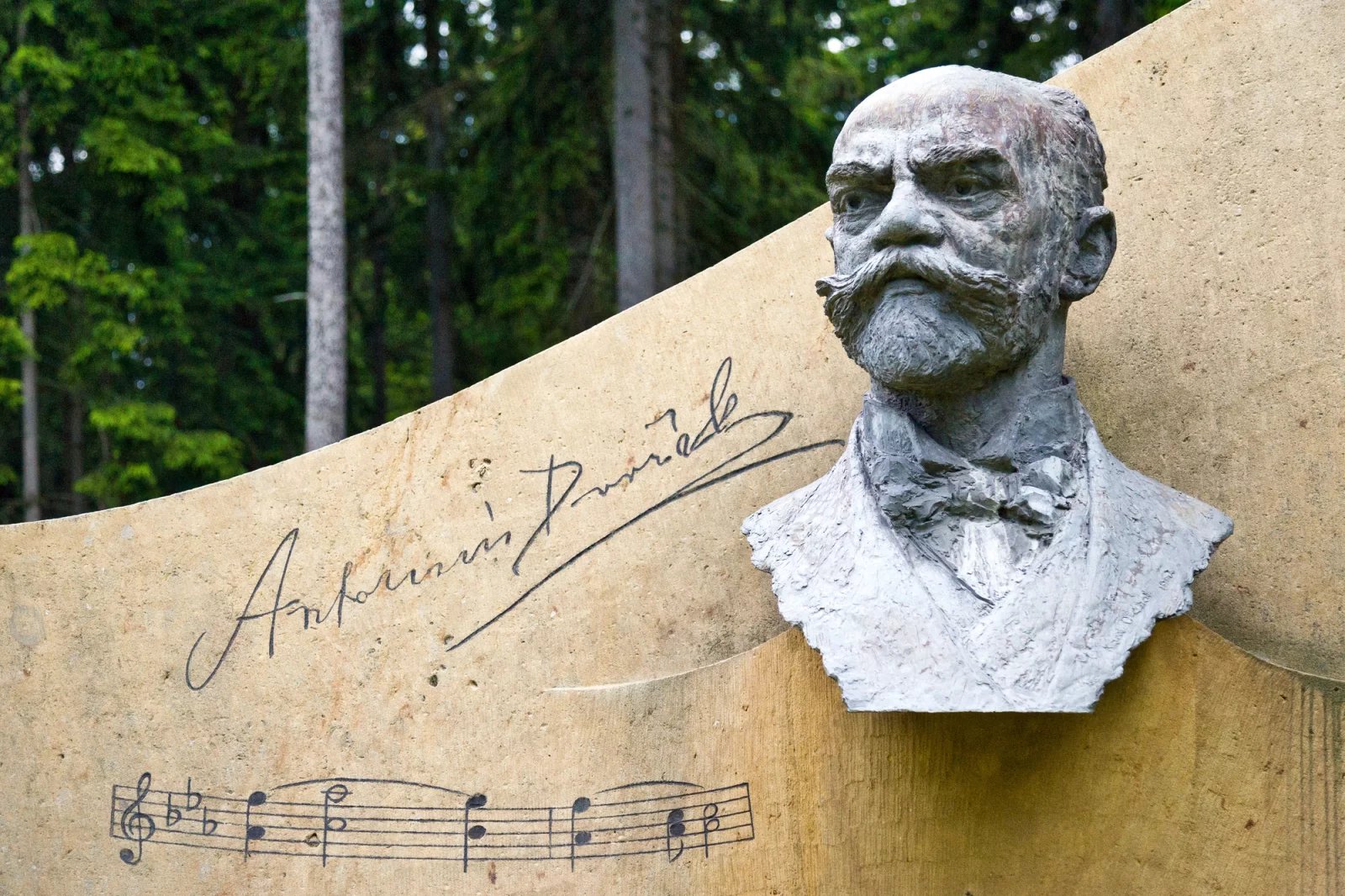 Antonín Dvořák se prosadil v Americe. Kvůli problémům s vyplácením honoráře se však Dvořák nakonec vrátil do Prahy, svou roli v tom ale sehrála i jeho stále stoupající prestiž v Evropě a stesk po domově.
