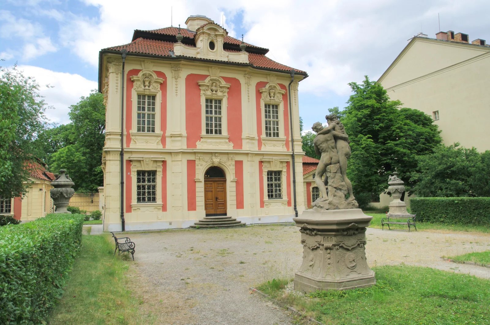 Michnův letohrádek, nazývaný též Vila Amerika je barokní předměstská vila nacházející se v Praze na Novém Městě v ulici Ke Karlovu. V letech 1717–1720 ji nechal vystavět Jan Václav, hrabě Michna z Vacínova. Autor této vily byl hlavní představitel českého baroka Kilián Ignác Dientzenhofer. Dnes v letohrádku sídlí Muzeum Antonína Dvořáka.