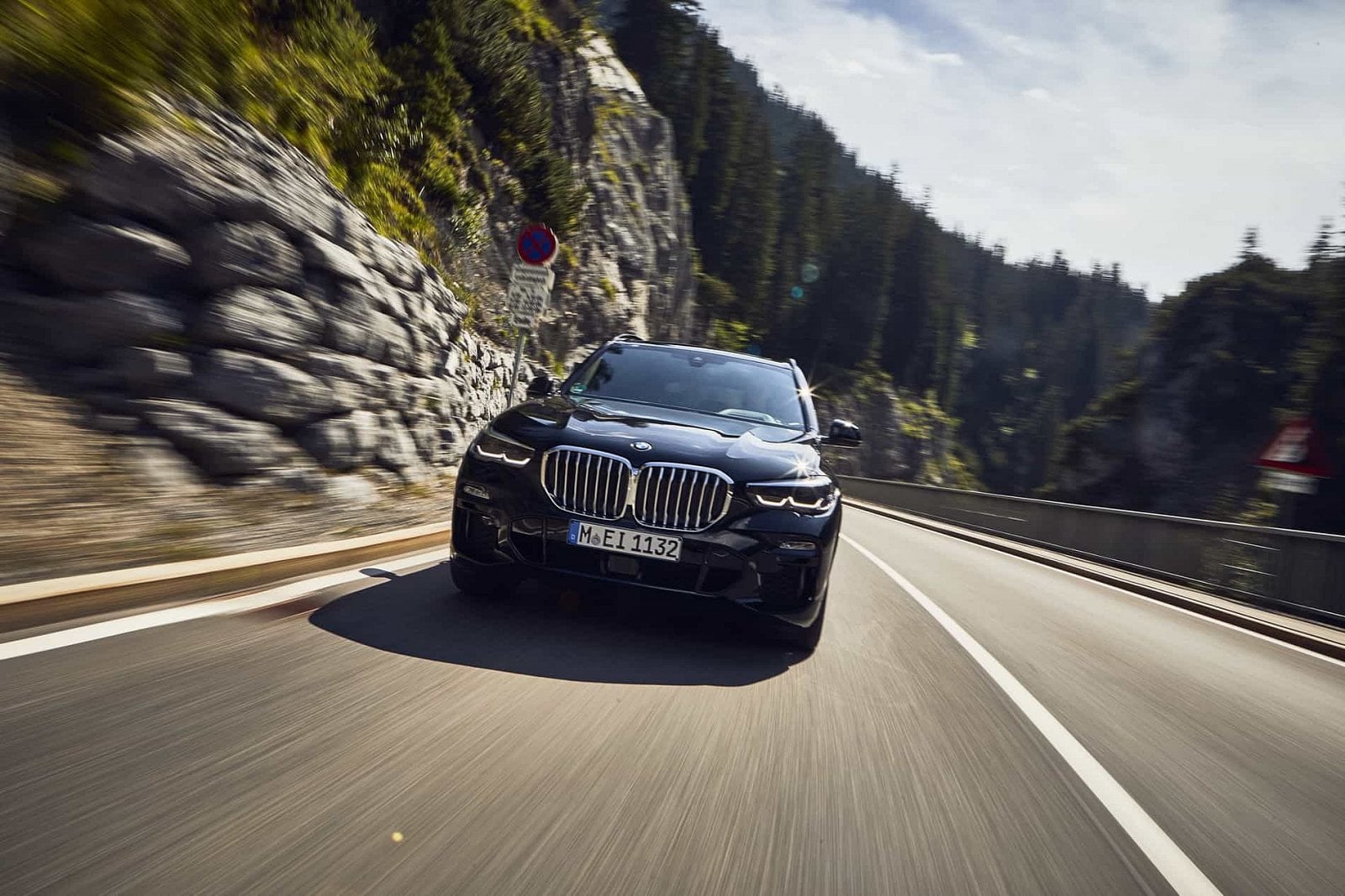 2019-08-BMW-X5-45e_01.jpg