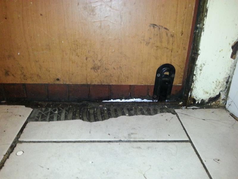 Ngoc Thao Pham, Cukrárna a Bufet Eva, rychlé občerstvení, Vsetín. Zjištěné skutečnosti: Výskyt myšího trusu, provozovna nezabezpečená před pronikáním škůdců, výrazně zanedbaný úklid, znečištěné kuchyňské náčiní, výrazné znečištění všech prostor, nečistoty na stěnách, podlaze a na regálech či zařízeních, poškození stěn a stropu, riziko kontaminace potravin z důvodu nevyhovujících prostor, nevhodně skladované potraviny