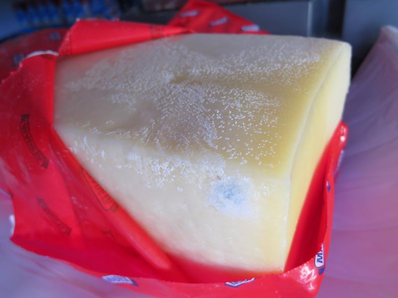 Eidam 30%. Kategorie: Nebezpečné potraviny. Nevyhovující parametr: plísně okem viditelné. Na potravině se vyskytovaly kolonie plísní modré a bílé barvy. Při kontrole nebyly zjištěny nevyhovující teploty skladování tohoto výrobku. Potravina neměla prošlé datum minimální trvanlivosti. V den kontroly byl uložen zákaz užívání prostor provozovny pro hrubé porušení hygienických požadavků. Místo kontroly: Hana Lajcmanová, Rozhraní