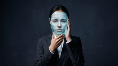 Přesvědčit oběť, aby peníze poslala sama. Jak se v Česku daří podvodům zneužívajícím AI?