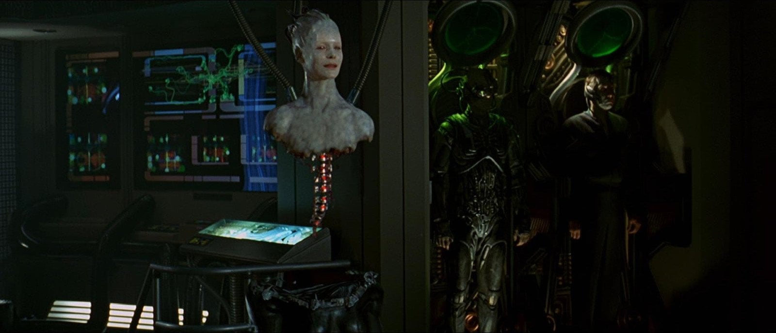 Borgská královna s technologickou páteří a Borgem v pozadí ve filmu Star Trek: První kontakt