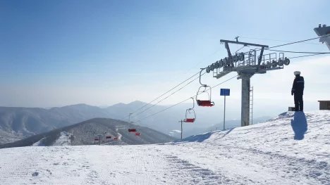 Místo Alp lyžovačka v Severní Koreji. KLDR se po pandemii „otevřela“ prvním turistům, přivítala pouze návštěvníky z Ruska