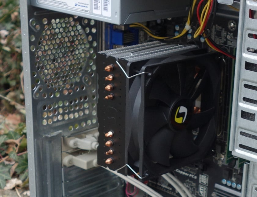 Ruční „modding“. Představa je taková, že věžový chladič bude foukat přímo do perforace a vzduch si částečně najde cestu ven sám bez extra vyfukování dalším ventilátorem (což funguje asi jen díky mírné spotřebě nepřetaktovaného APU, s herním PC to radši nezkoušejte)