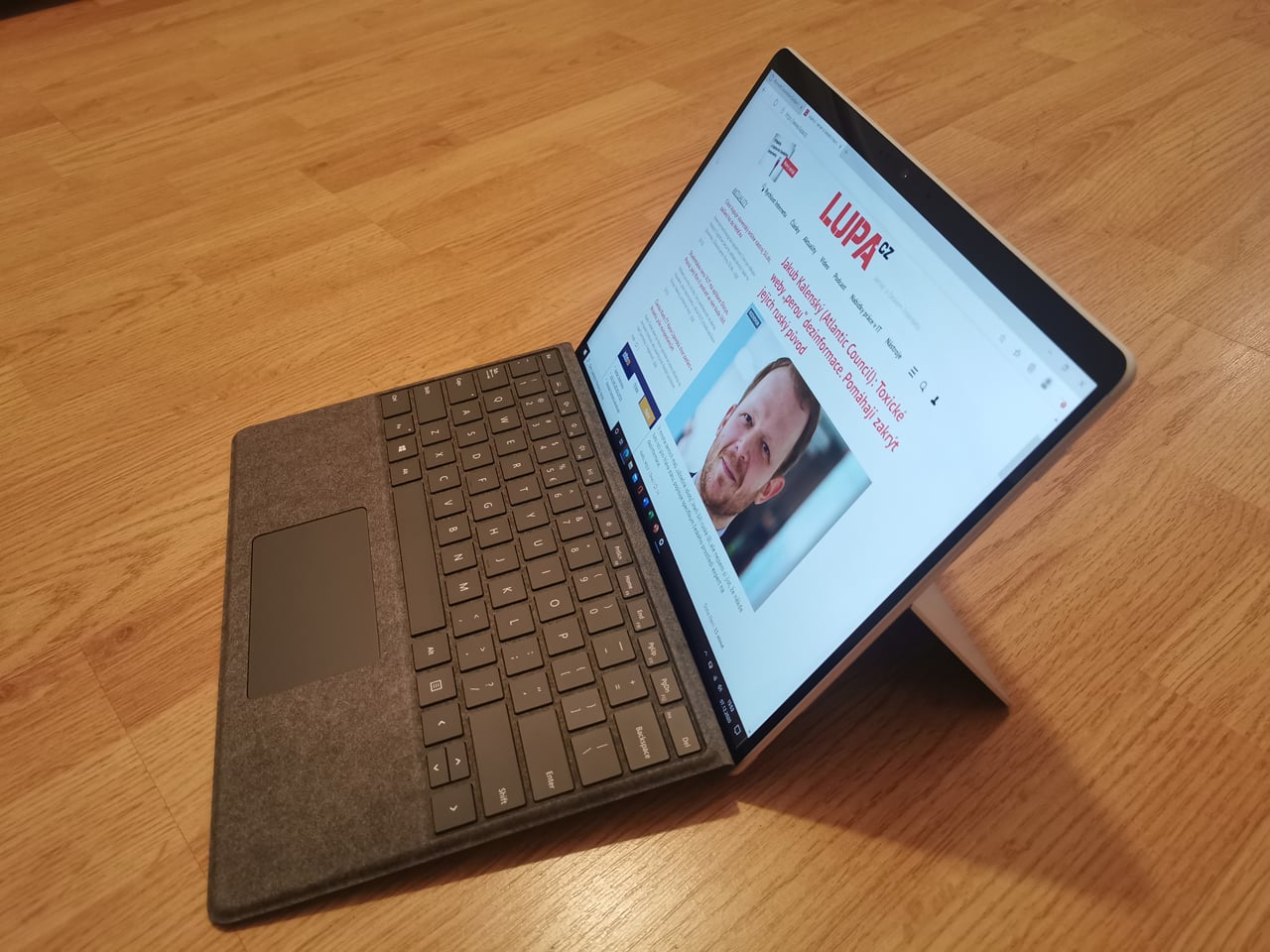 Microsoft Surface Pro X s ARM čipem SQ2